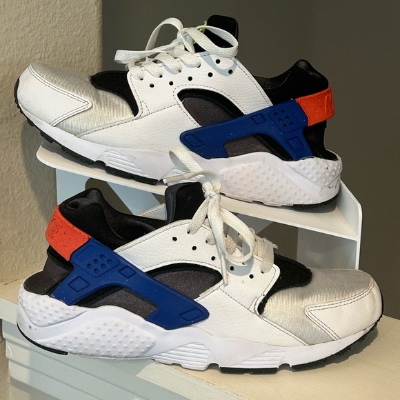 NIKE AIR HUARACHE WHITE TRAINERS SIZE 7Y LEATHER BLUE RED GYM RUN DQ0975-100 - Picture 1 of 9